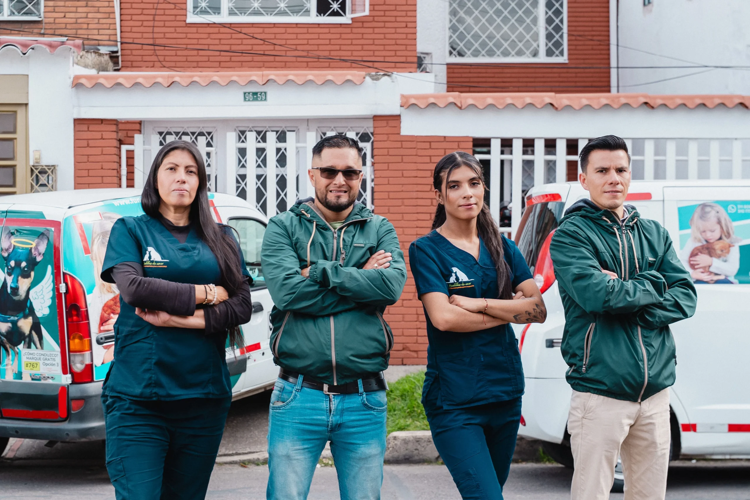 Equipo de Funeraria Huellitas de Amor en Bogotá frente a vehículos de traslado; servicio 24/7 de cremación de mascotas.